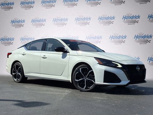 Used 2023 Nissan Altima 2.5 SR FWD image 2