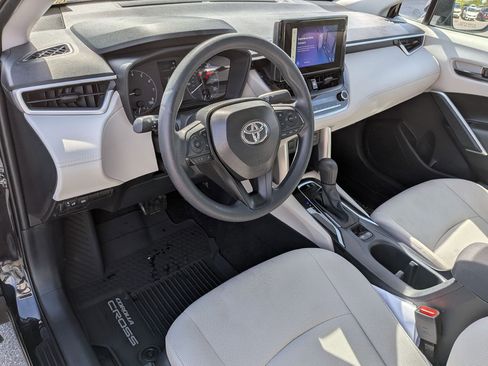 Used 2025 Toyota Corolla Cross L AWD/4WD image 16