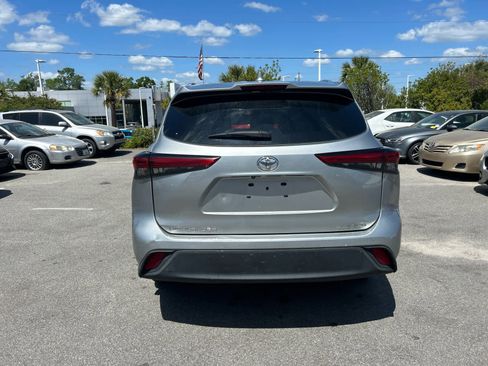Used 2020 Toyota Highlander XLE image 3