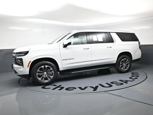 Used 2025 Chevrolet Suburban LT w/ Comfort Package AWD/4WD image 6