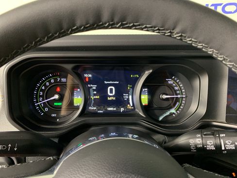 Used 2025 Jeep Wrangler Unlimited Sahara AWD/4WD image 23