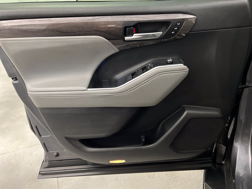 Used 2020 Toyota Highlander Platinum FWD image 14