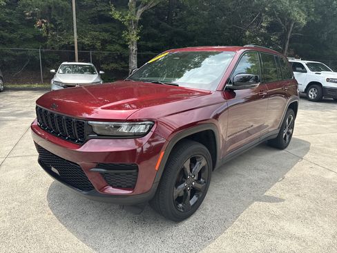Used 2023 Jeep Grand Cherokee Altitude RWD image 3