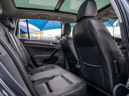 Used 2018 Volkswagen Golf SE image 23