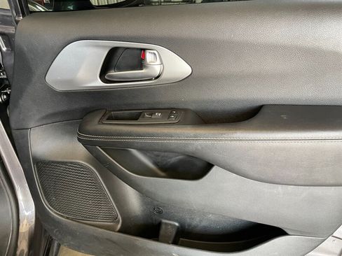 Used 2018 Chrysler Pacifica Touring-L Plus w/ Advanced Safetytec Group FWD image 30