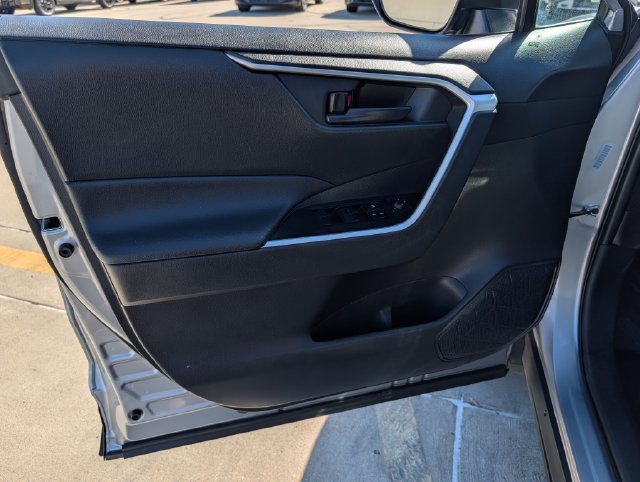 Used 2025 Toyota RAV4 LE AWD/4WD image 16