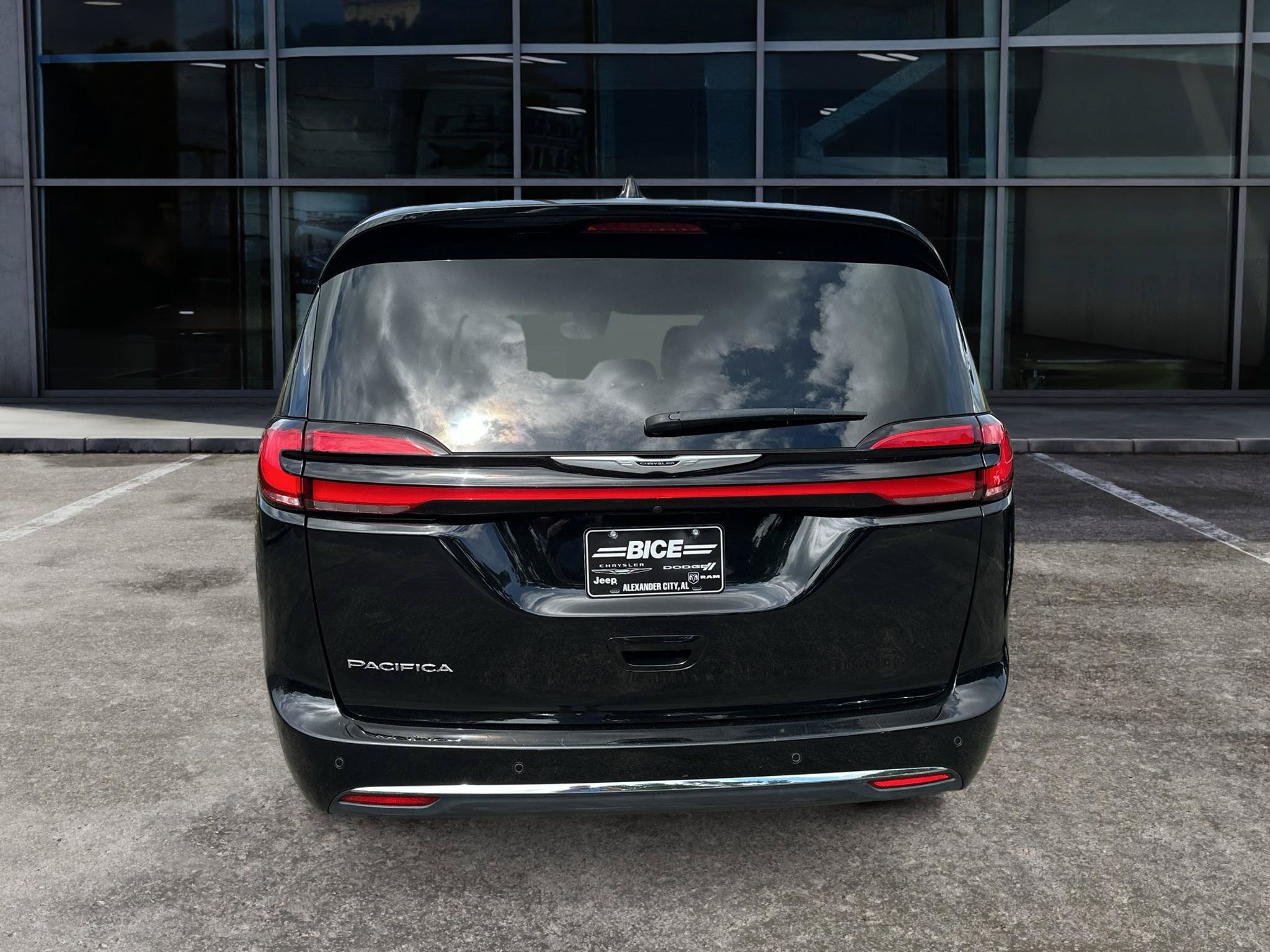Used 2024 Chrysler Pacifica Touring-L FWD image 6