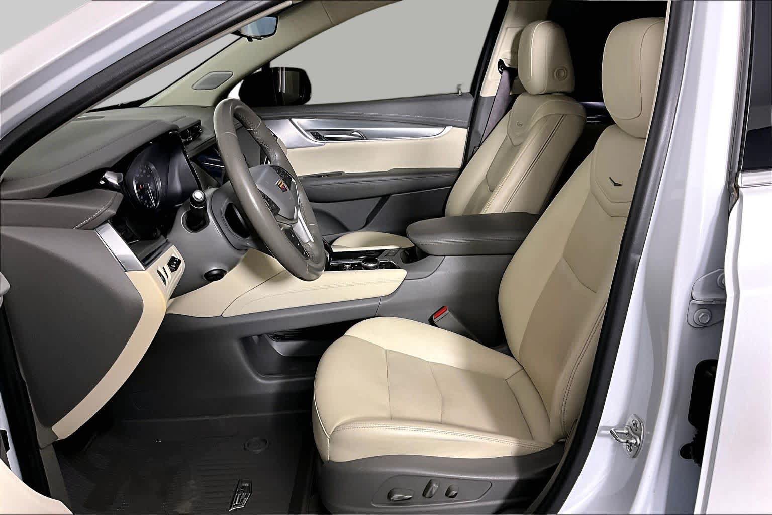 Used 2024 Cadillac XT5 Premium Luxury w/ Technology Package FWD image 8