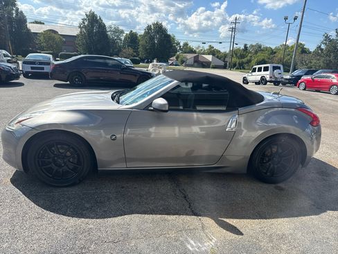 Used 2010 Nissan 370Z Roadster image 10