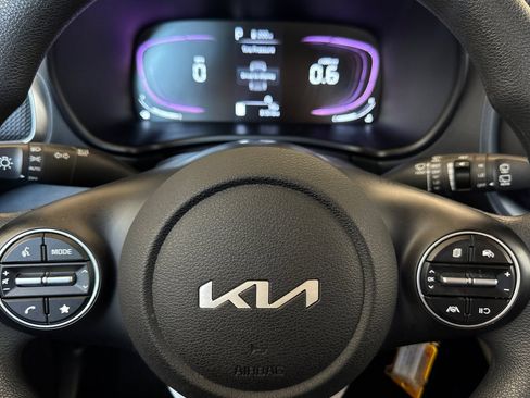 Used 2025 Kia Soul LX w/ LX Technology Package FWD image 22