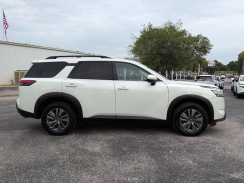 Used 2025 Nissan Pathfinder SV FWD image 3