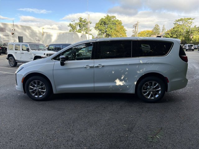 New 2027 Chrysler Pacifica Select AWD/4WD image 5