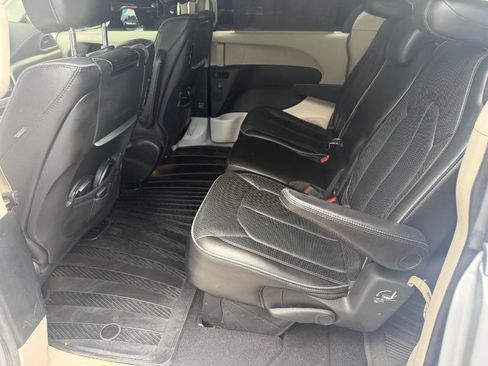 Used 2018 Chrysler Pacifica Limited FWD image 16