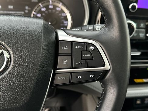 Used 2024 Toyota Highlander XLE image 29