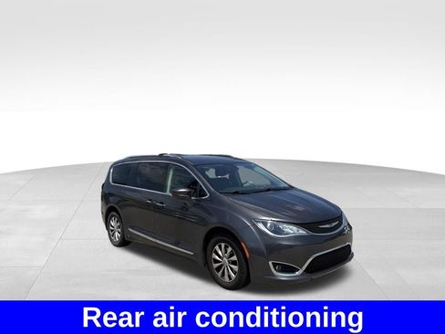 Used 2019 Chrysler Pacifica Touring-L FWD image 9