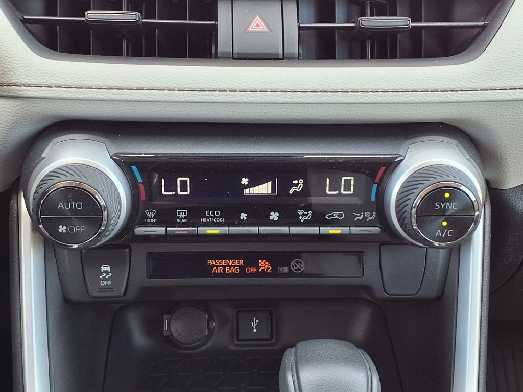 Used 2022 Toyota RAV4 XLE AWD/4WD image 23