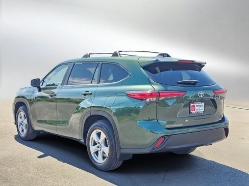 Used 2023 Toyota Highlander L AWD/4WD image 3