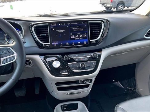Used 2024 Chrysler Pacifica Touring-L image 6