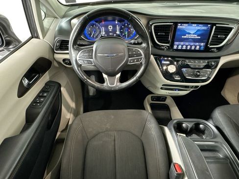 Used 2019 Chrysler Pacifica Touring Plus w/ Advanced Safetytec Group FWD image 22
