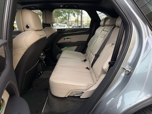 Used 2021 Bentley Bentayga image 17