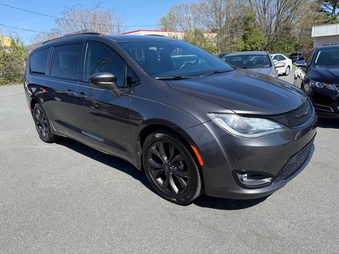 Used 2018 Chrysler Pacifica Touring-L image 3