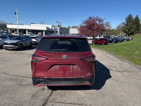 Used 2023 Toyota Sienna XSE image 4