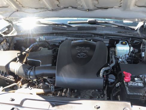 Used 2020 Toyota Tacoma TRD Off-Road AWD/4WD image 11