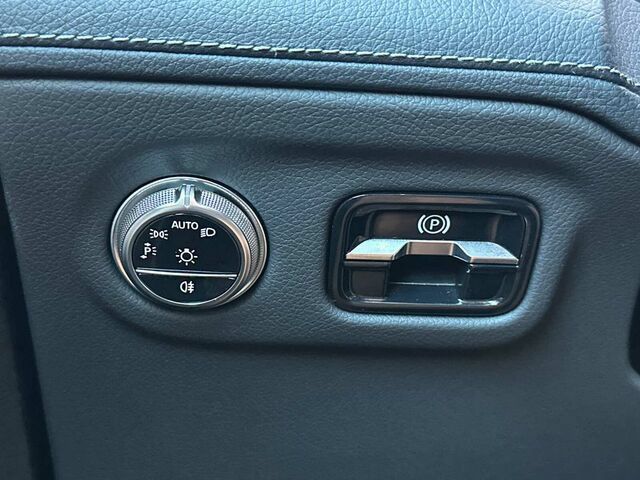 Used 2023 Mercedes-Benz EQS 580 4MATIC SUV w/ Acoustic Comfort Package image 33