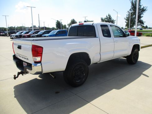 Used 2017 Toyota Tacoma SR5 RWD image 7