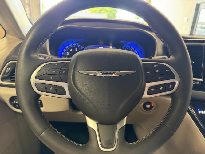 Used 2024 Chrysler Pacifica Touring-L FWD image 21