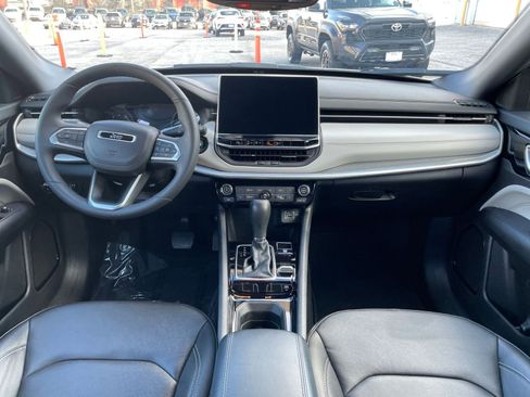 Used 2025 Jeep Compass Limited image 33