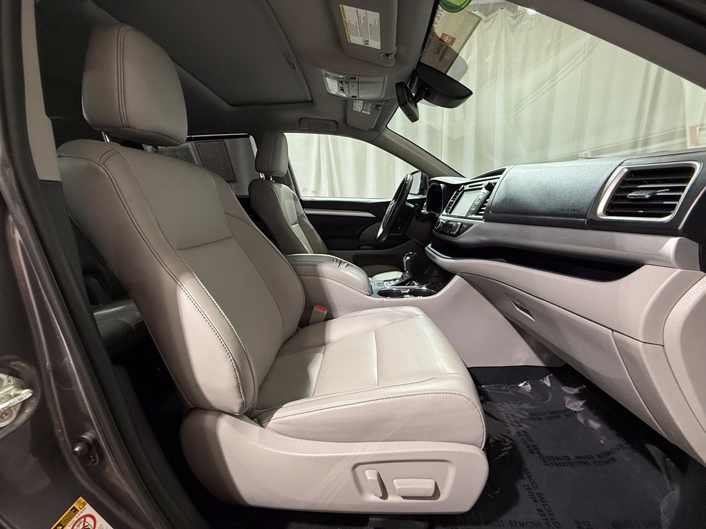 Certified 2019 Toyota Highlander XLE AWD/4WD image 23