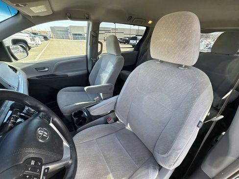 Used 2015 Toyota Sienna LE image 17