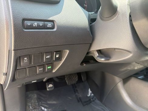 Used 2018 Nissan Rogue SV FWD image 19