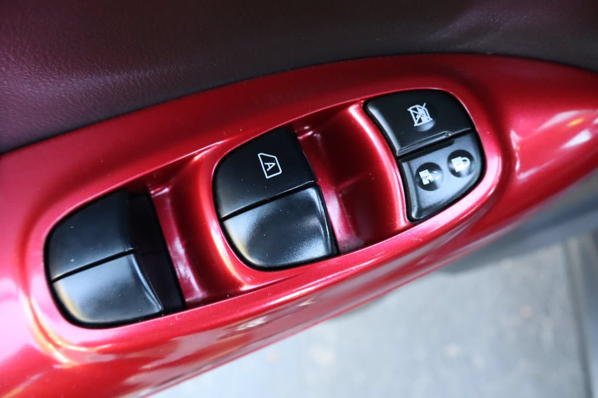 Used 2012 Nissan Juke SV AWD/4WD image 27