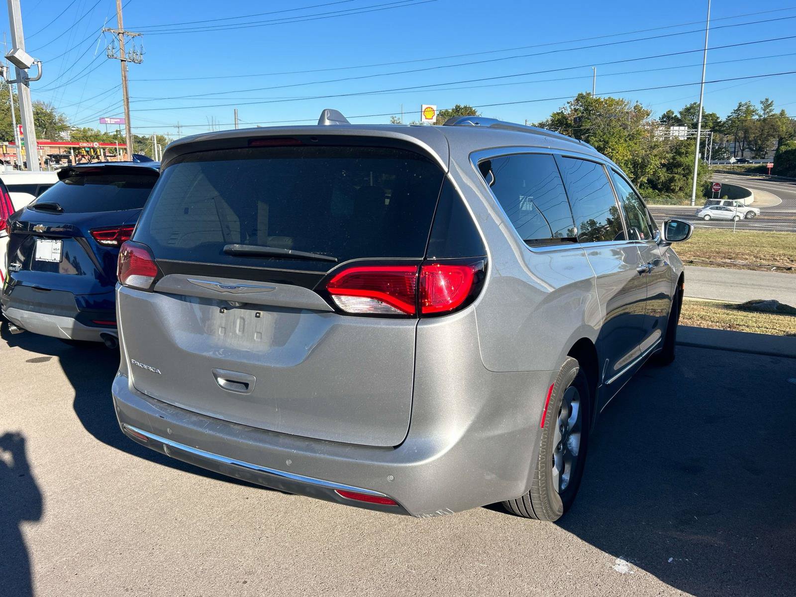 Used 2017 Chrysler Pacifica Touring-L Plus FWD image 2