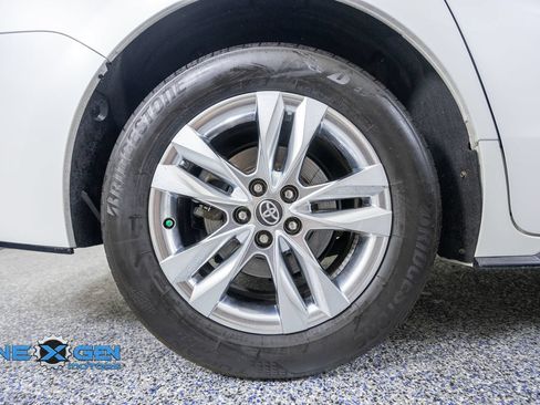 Used 2024 Toyota Sienna Limited AWD/4WD image 44