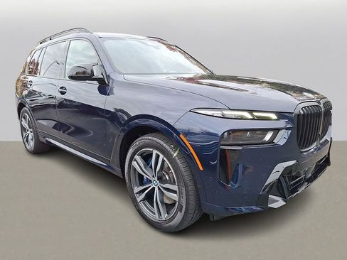 Used 2026 BMW X7 M60i w/ Executive Package image 3