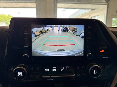 Used 2020 Toyota Highlander XLE FWD image 34