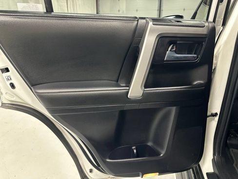 Used 2015 Toyota 4Runner SR5 AWD/4WD image 39