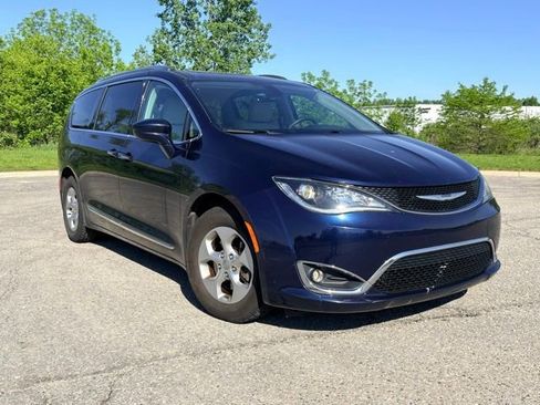 Used 2017 Chrysler Pacifica Touring-L Plus FWD image 7