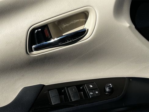 Used 2021 Toyota Prius XLE w/ Advanced Technology Package image 21