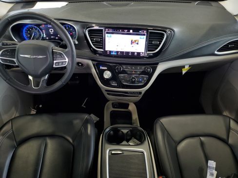 Used 2023 Chrysler Pacifica Touring-L w/ Uconnect Theater Family Group FWD image 11