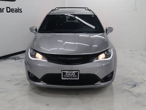 Used 2018 Chrysler Pacifica Touring-L w/ Premium Audio Group image 3