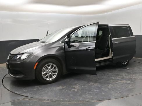 Used 2023 Chrysler Voyager LX image 33