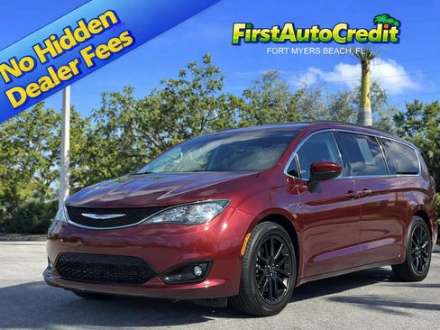 Used 2017 Chrysler Pacifica Touring image 1