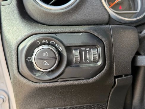 Used 2020 Jeep Gladiator Overland AWD/4WD image 9