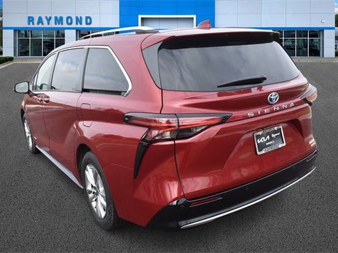 Used 2021 Toyota Sienna Limited image 5