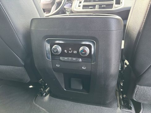 Used 2023 GMC Yukon SLT AWD/4WD image 35