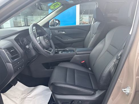 Used 2024 Nissan Rogue SV w/ SV Premium Package FWD image 11